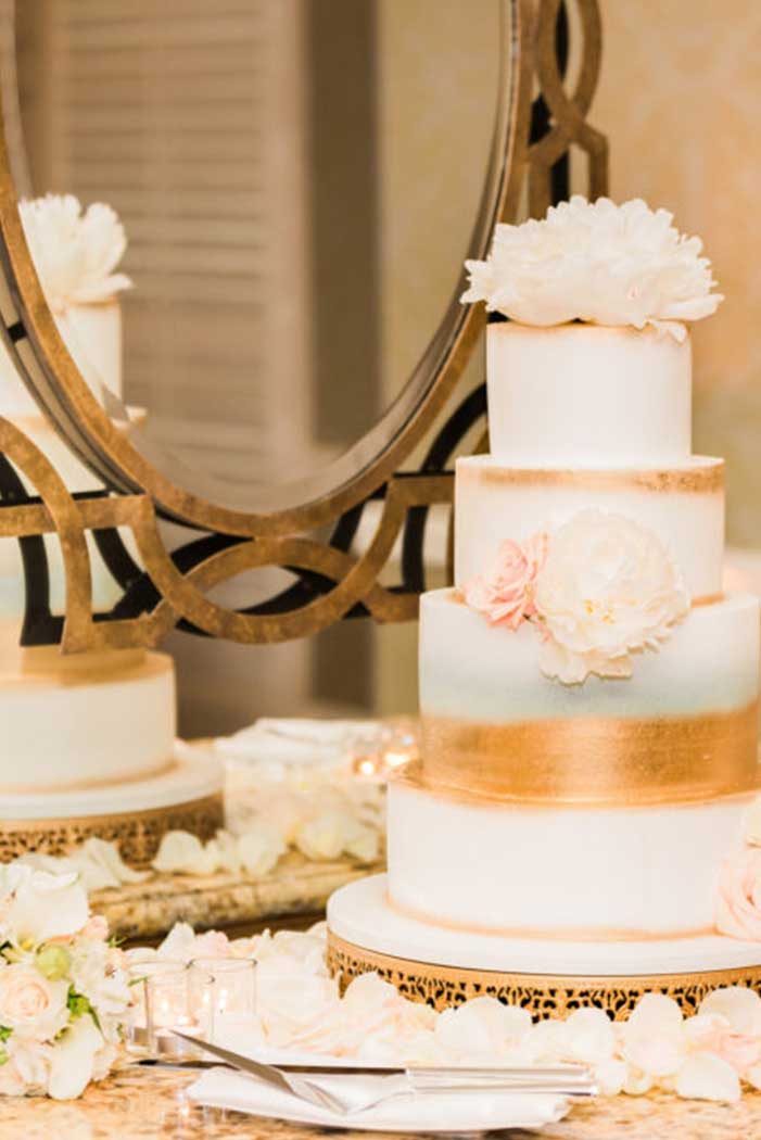 A glamorous spring wedding and a cake by Cinderella Cakes